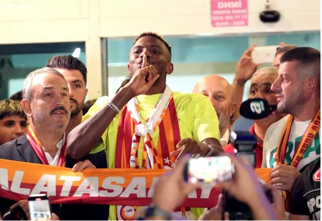 Victor Osimhen da gia nhap Galatasaray theo dang cho muon